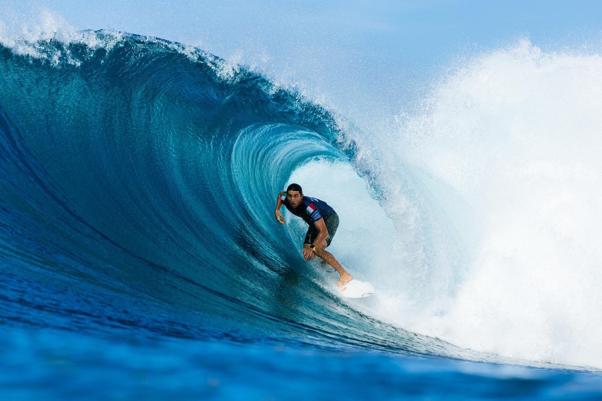 Leonardo Fioravanti barrelled at the '25 Lexus Pipe Pro at Pipeline
